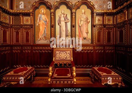 St. Stephanssaal (Szent István-terem), ein rekonstruierter zeremonieller Innenraum im Schloss Buda in Budapest, Ungarn. Stockfoto