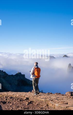 Wanderer auf dem Kamm bei Pico do Arieiro, Madeira, über Wolkenumkehr Stockfoto