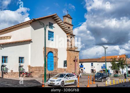 Cusco, Peru - 19. März 2025: Blick von außen auf die historische Kirche San Blas (Templo del San Blas) im Handwerksviertel Cusco. Stockfoto