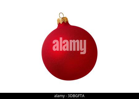 Eine schöne rote Weihnachtsbaumkugel mit einer goldenen Kappe. Weihnachtsbaumschmuck. Detaillierte, hochwertige Ansicht. Isoliert auf weißem Hintergrund. Für den Urlaub Stockfoto