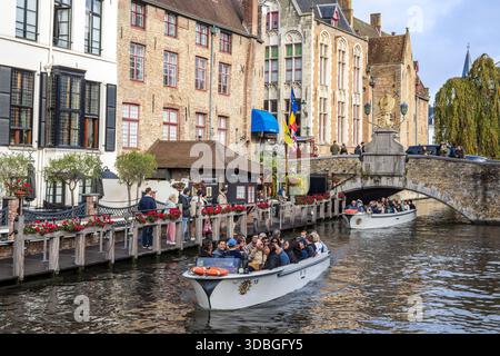 Touristenboote auf dem Dijver-Kanal fahren unter der Nepomucenus-Brücke im historischen Zentrum von Brügge, Belgien Stockfoto