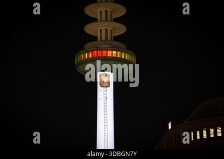 Hannover, Deutschland. Dezember 2025. Die Telemoritz (ehemals VW-Turm) ist weihnachtlich am Abend beleuchtet. Die Telemoritz ist ein ehemaliger 141 Meter hoher Fernsehturm im Zentrum von Hannover. Kredit: Moritz Frankenberg/dpa/Alamy Live News Stockfoto