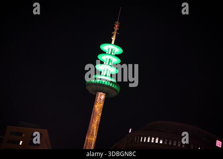 Hannover, Deutschland. Dezember 2025. Die Telemoritz (ehemals VW-Turm) ist weihnachtlich am Abend beleuchtet. Die Telemoritz ist ein ehemaliger 141 Meter hoher Fernsehturm im Zentrum von Hannover. Kredit: Moritz Frankenberg/dpa/Alamy Live News Stockfoto