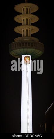 Hannover, Deutschland. Dezember 2025. Die Telemoritz (ehemals VW-Turm) ist weihnachtlich am Abend beleuchtet. Die Telemoritz ist ein ehemaliger 141 Meter hoher Fernsehturm im Zentrum von Hannover. Kredit: Moritz Frankenberg/dpa/Alamy Live News Stockfoto