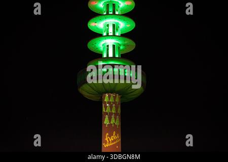Hannover, Deutschland. Dezember 2025. Die Telemoritz (ehemals VW-Turm) ist weihnachtlich am Abend beleuchtet. Die Telemoritz ist ein ehemaliger 141 Meter hoher Fernsehturm im Zentrum von Hannover. Kredit: Moritz Frankenberg/dpa/Alamy Live News Stockfoto