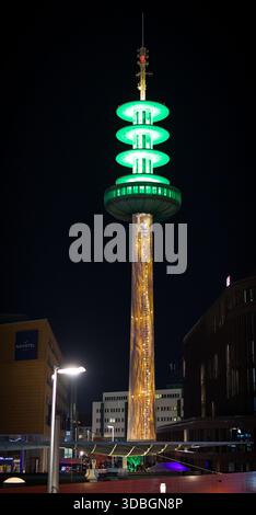 Hannover, Deutschland. Dezember 2025. Die Telemoritz (ehemals VW-Turm) ist weihnachtlich am Abend beleuchtet. Die Telemoritz ist ein ehemaliger 141 Meter hoher Fernsehturm im Zentrum von Hannover. Kredit: Moritz Frankenberg/dpa/Alamy Live News Stockfoto