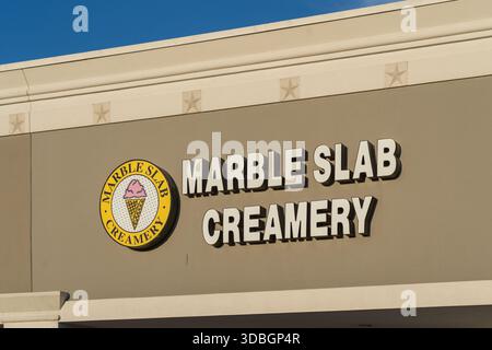 Nahaufnahme des Marble Slab Creamery Ice Cream-Schilds auf dem Gebäude in Pearland, TX, USA. Stockfoto