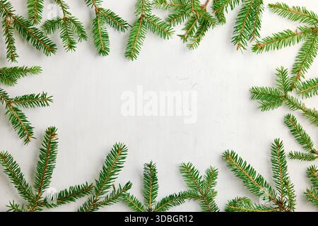 weihnachtsschmuck und -Dekoration auf weißem Hintergrund, flache Komposition, Weihnachtskarte Stockfoto