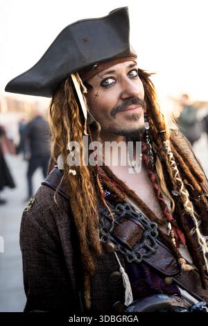Ein Nahporträt eines männlichen Cosplayer, verkleidet als Captain Jack Sparrow von Pirates of the Caribbean, der glücklich aussieht und Spaß hat Stockfoto