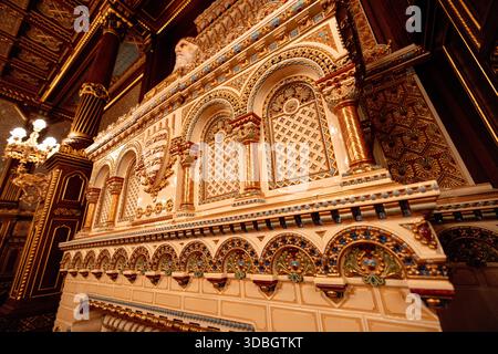 St. Stephanssaal (Szent István-terem), ein rekonstruierter zeremonieller Innenraum im Schloss Buda in Budapest, Ungarn. Stockfoto