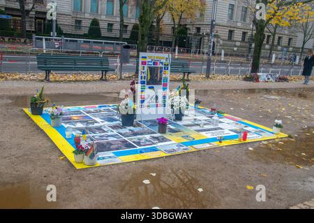 Berlin, Deutschland - 2. November 2025: Protest gegen den Krieg zwischen Russland und der Ukraine in der Nähe der russischen Botschaft in Berlin. Stockfoto