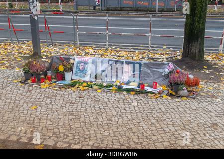 Berlin, Deutschland - 2. November 2025: Protest zum Gedenken an Alexej Nawalny in der Nähe der russischen Botschaft in Berlin. Stockfoto