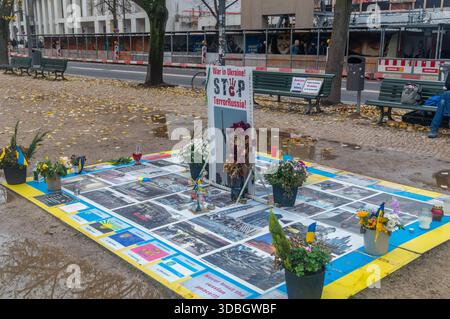 Berlin, Deutschland - 2. November 2025: Demonstration des Protestes gegen den Krieg zwischen Russland und der Ukraine in der Nähe der russischen Botschaft in Berlin. Stockfoto
