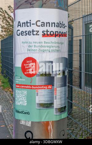 Berlin, Deutschland - 2. November 2025: Das Poster enthält einen Aufruf zur Klage gegen das deutsche Anti-Cannabis-Gesetz. Stockfoto