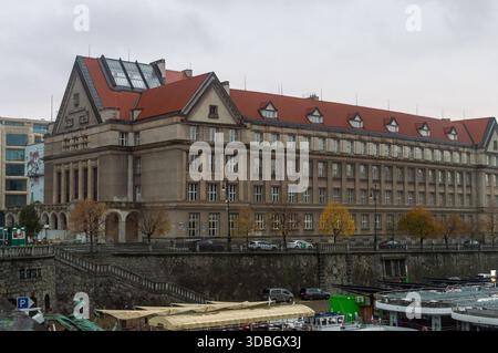 Prag, Tschechien - 9. November 2025: Karls-Universität - juristische Fakultät. Stockfoto