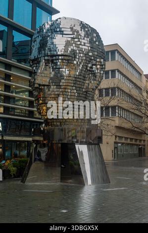 Prag, Tschechien - 9. November 2025: Kopf des Denkmals für Franz Kafka. Stockfoto
