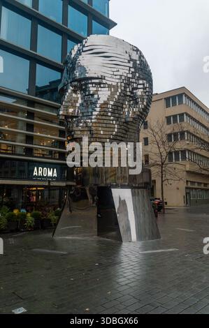 Prag, Tschechien - 9. November 2025: Denkmal von Franz Kafka. Leiter von Kafka. Stockfoto