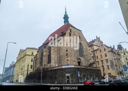 Prag, Tschechien - 9. November 2025: Die Wenzelskirche in Zderaz von der Resslova-Straße aus gesehen. Stockfoto