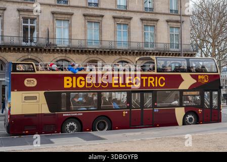 Touristen in einem elektrischen Sightseeing-Bus im Stadtzentrum von Paris. Touristen können an jeder ihrer Haltestellen ein- oder aussteigen. Stockfoto