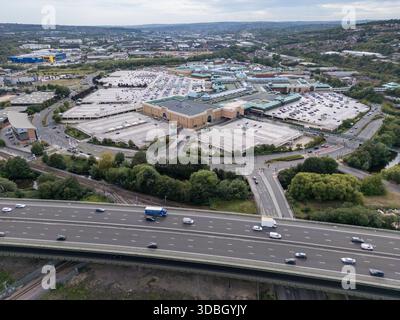 Blick aus der Vogelperspektive auf das Einkaufszentrum Meadowhall (S9) von Westen über die Autobahn M1, Sheffield, South Yorkshire, Großbritannien. Stockfoto