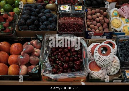 Vibrant and fresh fruits displayed in baskets at a lively market scene. Besarabsky Market. Kyiv, Ukraine. December 16, 2025. Stockfoto