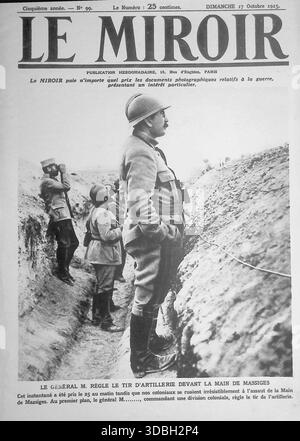 Cover der französischen Zeitschrift Le Miroir vom Sonntag, 17. Oktober 1915 (Cinquième année, Nr. 99). Das Hauptbild zeigt General M., Kommandeur einer Kolonialdivision, der Artilleriebeschuss aus einem Graben aus dem Ersten Weltkrieg lenkt. Er wird von der Seite gesehen, trägt einen Helm und einen Mantel, steht über dem Grabenrand. Andere Soldaten, einer mit einem Fernglas, sind hinter ihm sichtbar. Das Bild wurde am 25. Morgen während eines Angriffs auf den Main de Massiges aufgenommen. Historischer Kontext: Westfront des Ersten Weltkriegs. Stockfoto