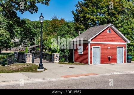 Blick aus der Vogelperspektive auf den Towne Park in Algonquin Illinois mit Baseballfeld, offenem Grün, Wanderwegen, Reifen Bäumen und einem malerischen Gemeinschaftspark. Stockfoto