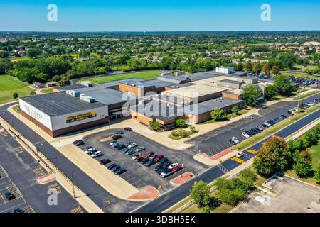 Aus der Vogelperspektive der Harry D Jacobs High School in Algonquin Illinois mit einem großen Campus, Sportfeldern und einem umliegenden Vorstadtviertel. Stockfoto