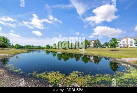Eintrittsschild für die Estates of Manchester Lakes in Algonquin Illinois mit Landschaftsgärten, Schildern aus Ziegelsteinmauern und einem einladenden Vorort Stockfoto
