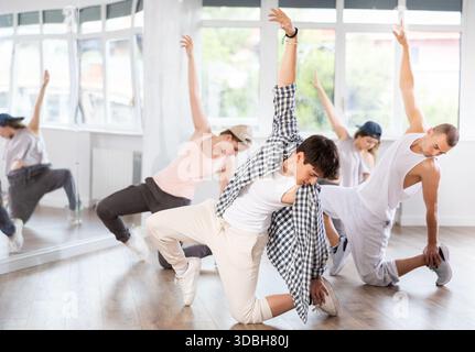 Break Dance von einer Gruppe junger Tänzer im Tanzstudio Stockfoto