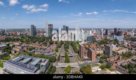 Panoramablick auf die Skyline von Manchester, ca. nach Norden entlang der Princess Road in der Nähe der Hulme Arch Bridge, Großbritannien. Stockfoto