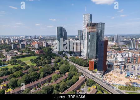 Blick aus der Vogelperspektive entlang der A57(M) der im Bau befindlichen Studentenwohnheime (M15) und der allgemeinen Skyline von Manchester, Großbritannien. Stockfoto