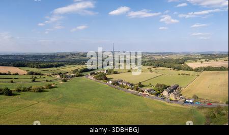 Panoramablick aus der Vogelperspektive ca. nördlich von Upper Cumberworth in Richtung Emley Moor Tower (offiziell Arqiva Tower), West Yorkshire, Großbritannien. Stockfoto