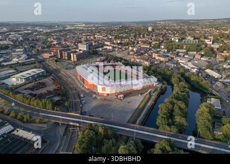 Aus der Vogelperspektive des New York Stadions, heute bekannt als AESSEAL New York Stadium, Heimstadion des Rotherham United Football Club in South Yorkshire, Großbritannien. Stockfoto