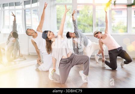 Break Dance von einer Gruppe junger Tänzer im Tanzstudio Stockfoto