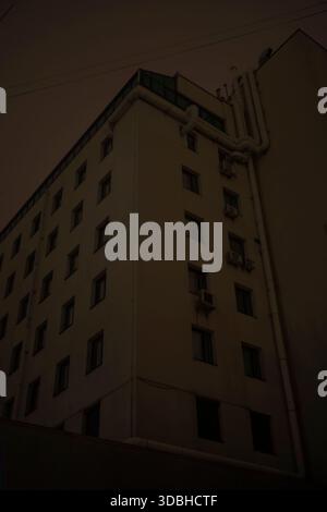 Kiew, Kiew-Stadt, Ukraine. Dezember 2025. Ein Wohngebäude steht während eines Stromausfalls am 14. Dezember 2025 in Dunkelheit. (Kreditbild: © Cedar Barnes/ZUMA Press Wire) NUR REDAKTIONELLE VERWENDUNG! Nicht für kommerzielle ZWECKE! Stockfoto