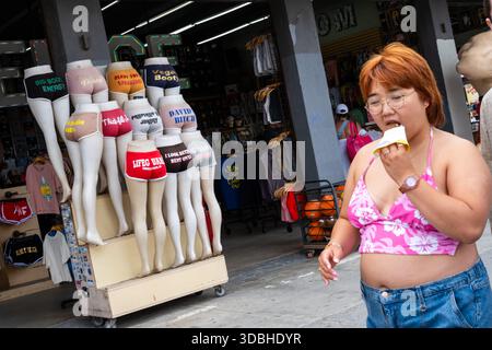 Los Angeles, USA. 30. Juni 2024. Menschen, die den Venice Beach Boardwalk genießen. Stockfoto