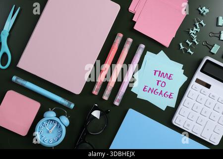 Papiernotiz mit Textzeit zum Einrücken und Schreibwaren auf Tafel, flach gelegt Stockfoto