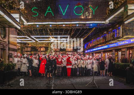 Sänger von weihnachtsliedern vor dem Savoy Hotel. Stockfoto