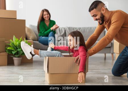 Happy Arab Family macht Spaß am Umzugstag in ihrem neuen Apartment Stockfoto