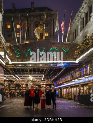 Posiert für ein Foto vor dem Savoy Hotel in London. Stockfoto