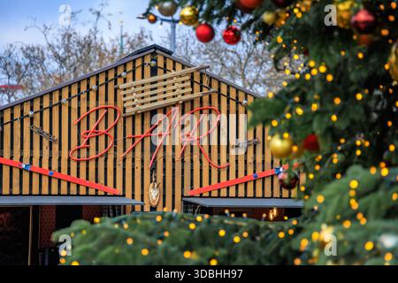 Zauberhafte Winterwunderlandszene auf dem Zürcher Weihnachtsmarkt in der Schweiz mit funkelnden Lichtern und Ornamenten an einer Open-Air-Bar, keine Leute Stockfoto
