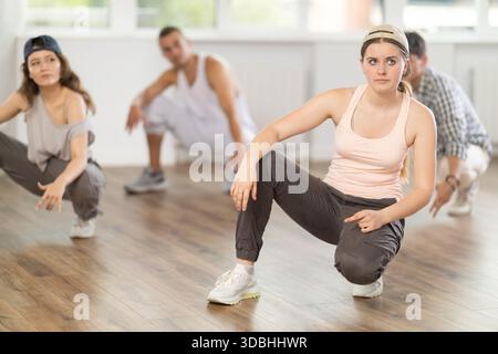 Break Dance von einer Gruppe junger Tänzer im Tanzstudio Stockfoto