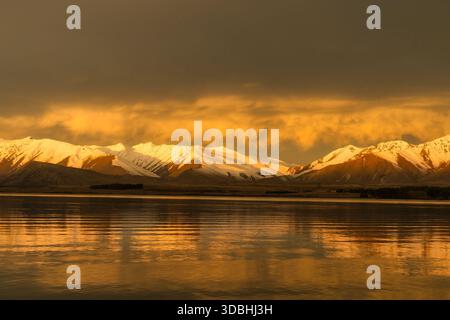 Orange und braune Sonnenuntergänge über dem Lake Tekapo, wenn die Nacht hereinbricht Stockfoto