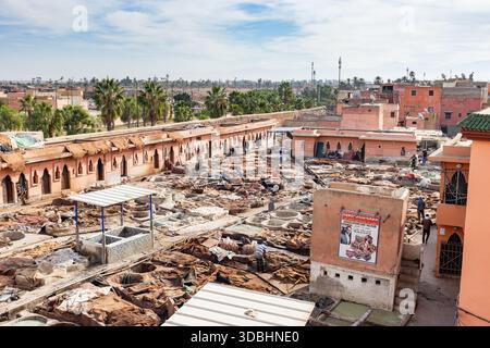 MARRAKESCH, MAROKKO - 4. DEZEMBER 2025: Kellner gießen Marokkantee in Marrakesch Stockfoto