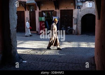MARRAKESCH, MAROKKO - 4. DEZEMBER 2025: Kellner gießen Marokkantee in Marrakesch Stockfoto