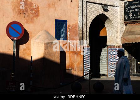 MARRAKESCH, MAROKKO - 4. DEZEMBER 2025: Kellner gießen Marokkantee in Marrakesch Stockfoto