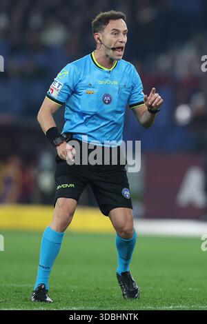 Rom, Italien - 14. Dezember 2025: Schiedsrichter Ermanno Feliciani wurde während des Fußballspiels der Serie A Enilive 2025-2026 zwischen AS Roma und Como in Aktion gesehen Stockfoto