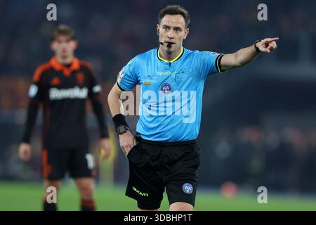 Rom, Italien - 14. Dezember 2025: Schiedsrichter Ermanno Feliciani wurde während des Fußballspiels der Serie A Enilive 2025-2026 zwischen AS Roma und Como in Aktion gesehen Stockfoto