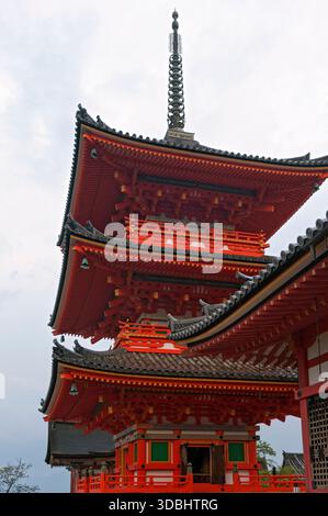 Kiyomizu-dera Tempel Sanjunoto (清水寺三重塔) 3-stöckige Pagode hoch über dem Dach der Kyodo Hall in Kyoto, Japan. Stockfoto